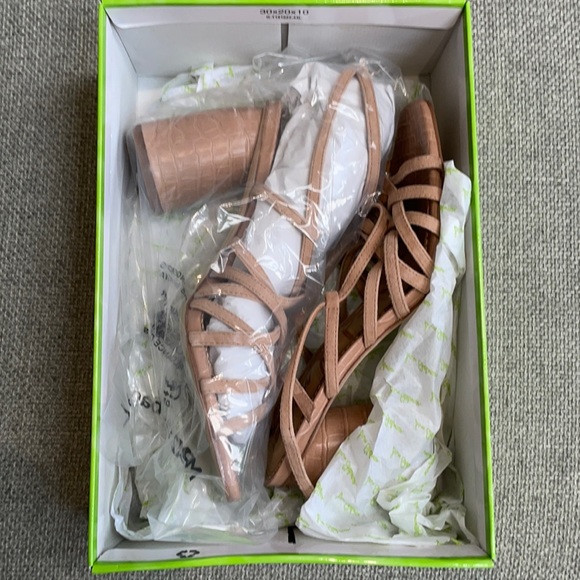 New: Sam Edelman sandal in almond - Picture 7 of 15